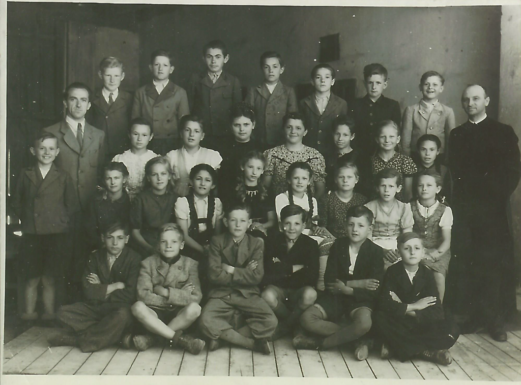 Schulfoto Rust mit Herrn Pfarrer Bruner und Lehrer/Direktor Edhofer, 1947