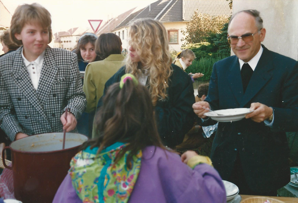 Erntedankfest vor der Kirche