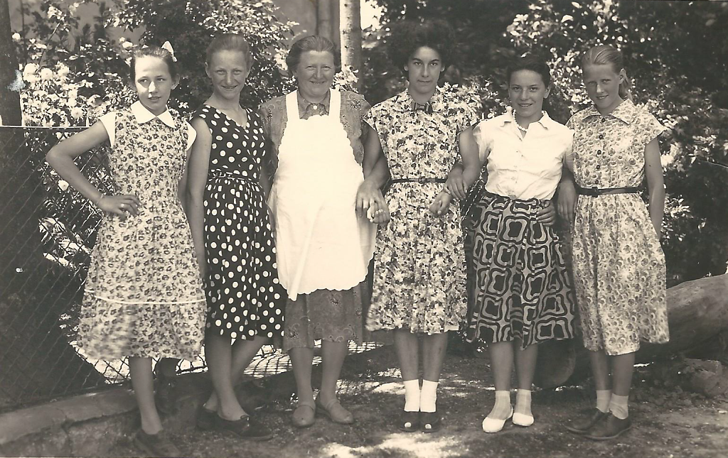 Gruppenfoto junge Damen vorm Pfarrheim