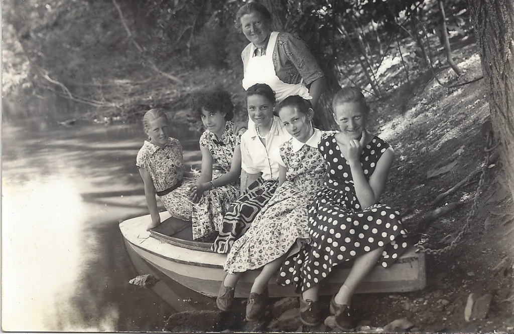 Gruppenfoto junge Damen Bach beim Pfarrheim 